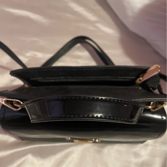 Elegant Black Handbag with Gold Accents - Picture 5 of 6